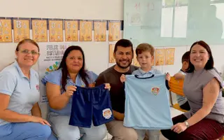 Prefeito Edglei Amorim entrega fardamento a alunos da Creche Luzia Leal