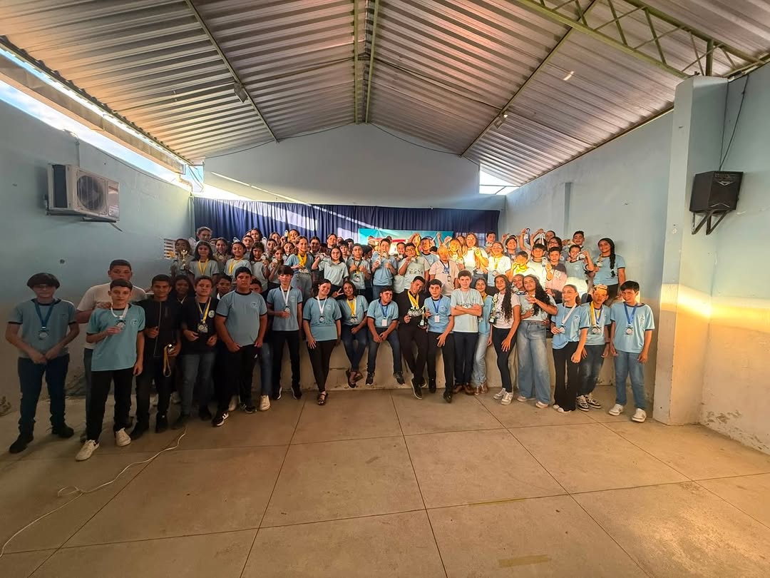 🏅 Na tarde desta quarta-feira (26), a Escola Fenelon Medeiros realizou a entrega de me...