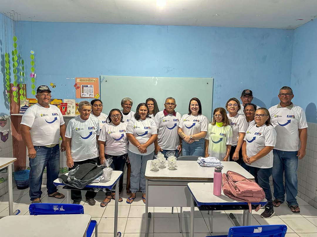 Alunos do EJA recebem fardamento e homenagem ao Dia do Estudante