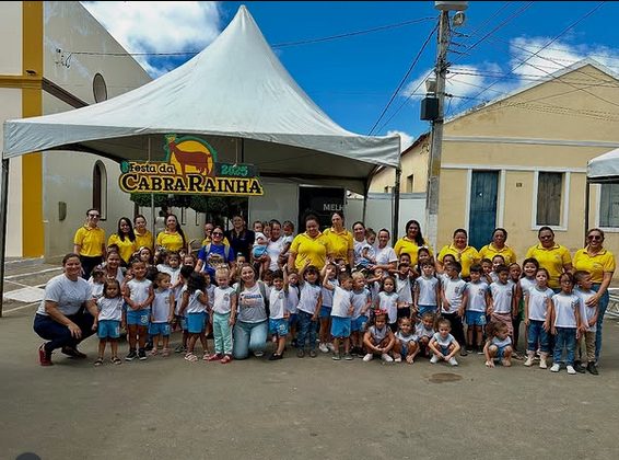 Festa da Cabra Rainha recebe visita de alunos das escolas municipais e da região